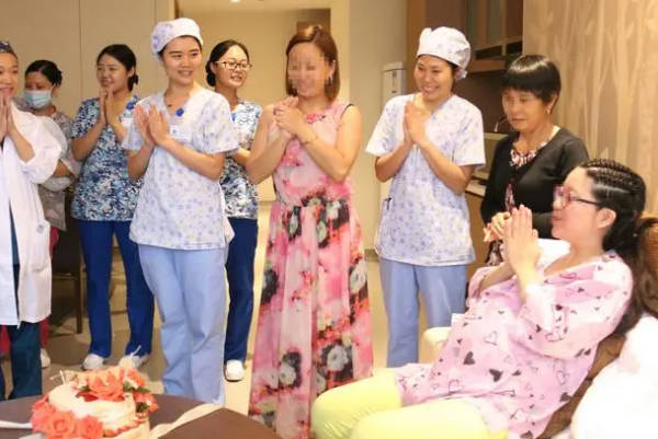 出月子挪窝时一定要娘家人来医院接吗？