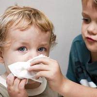 宝宝感冒出现鼻塞 晚上睡觉睡不好 家长试试这3种方法