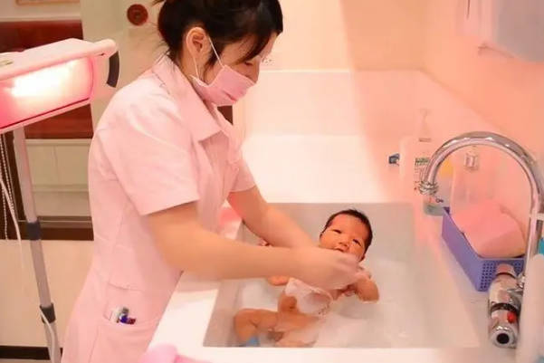 宝宝发烧可以温水擦拭身体以快速退烧