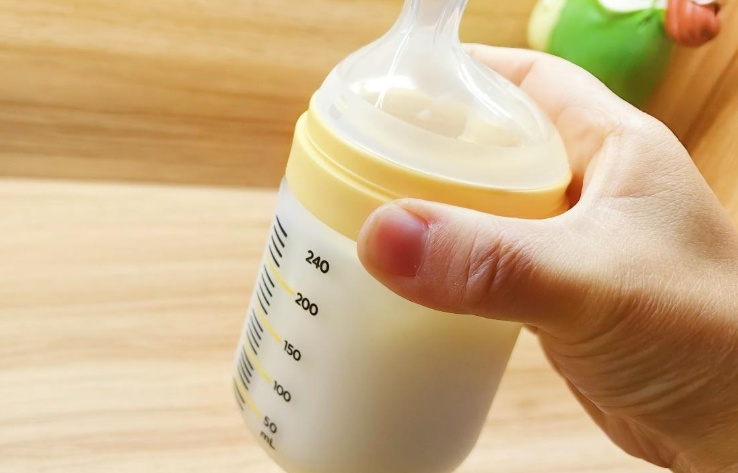 新生儿喂奶瓶的正确姿势怎么样的，有图解吗?