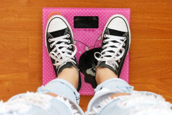 女孩165cm的体重为65kg