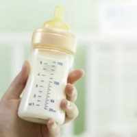 出生7天的宝宝一次喝多少奶，初生婴儿鼻塞怎么处理