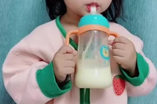 婴儿奶量标准对照表一览，奶量随月龄增加而逐渐增长