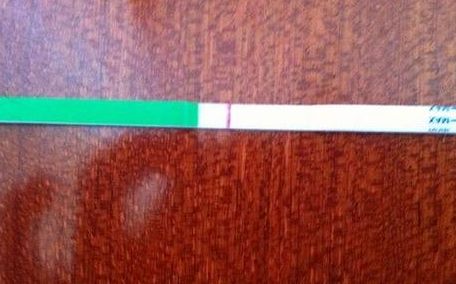 试管婴儿第六天能测出吗？移植后第6天，我测出了淡印，却哭到发抖