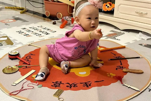 满一周岁的宝宝已经能够爬行抓东西