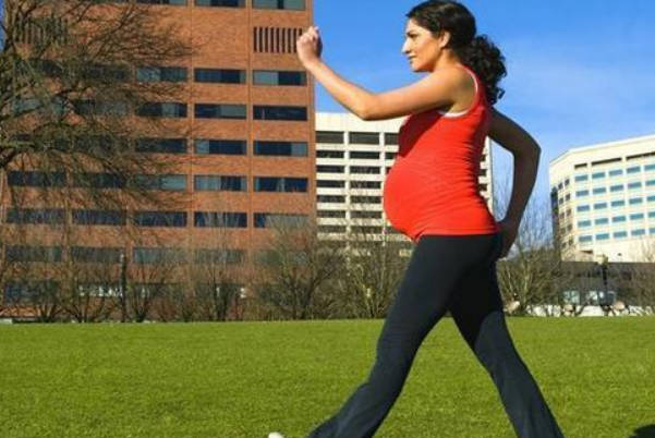 女性怀孕是选择天天在家静卧还是外出适当散步更好呢？