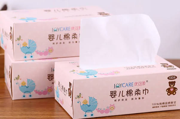 给新生婴儿用棉柔巾还是云柔巾洗脸会比较好呢？