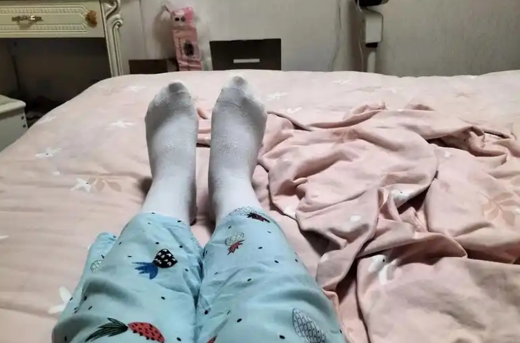 坐月子袜子要24小时穿着