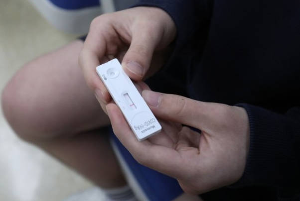 已生宝妈验证下用韩国试纸测男女两次都是蓝色是生男孩吗？
