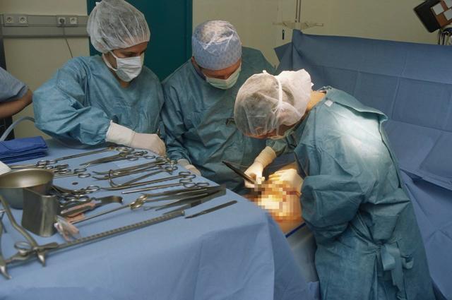 手术钳怎么拿剖腹产真比顺产轻松？看完这些“手术工具”，才知道啥叫为母则刚_https://www.jmylbn.com_新闻资讯_第6张