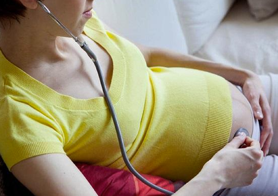 孕晚期监测胎心