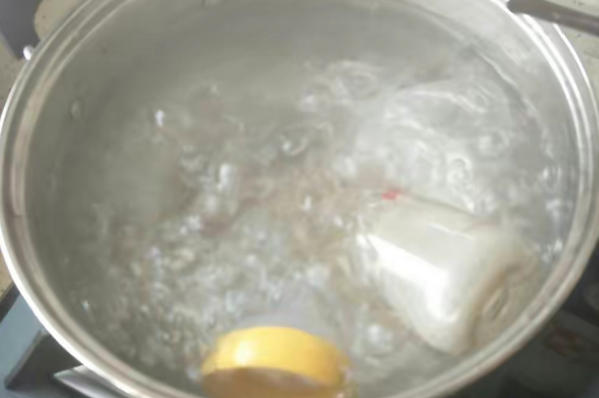 烫过的奶瓶还有水一般不可以储奶