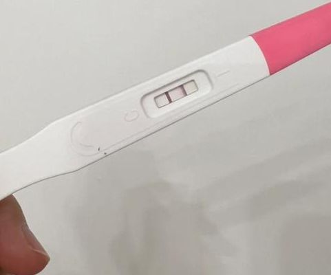 拍下怀孕的验孕棒图片那天，我对着两条杠哭了半小时