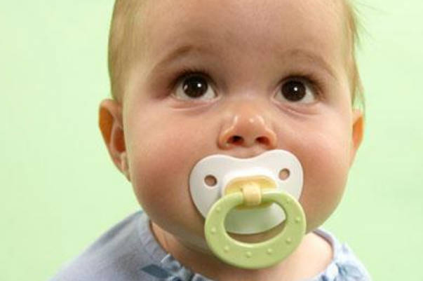 给宝宝用安抚奶嘴可防止宝宝吃手
