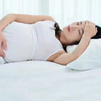 孕囊偏右宫角平时调整睡姿有用吗?