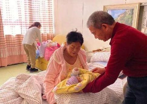 农村老人说怀孕不能抱孩子，我孕中期抱了下侄女才明白
