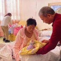 农村老人说怀孕不能抱孩子，我孕中期抱了下侄女才明白