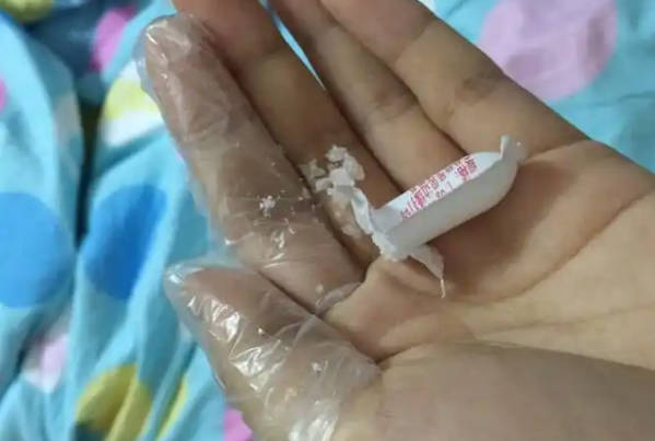 怎么确定自己将治疗细菌性阴道病的甲硝唑栓赛到正确位置了？