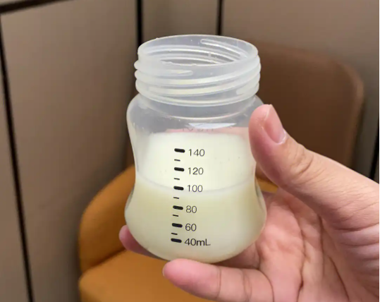 新生儿的奶量通常较少