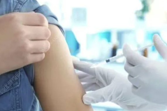 女性正在接种四价疫苗
