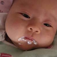 宝宝吐奶，不少家长第一反应是“竖抱拍背”，不一定有效还有危险