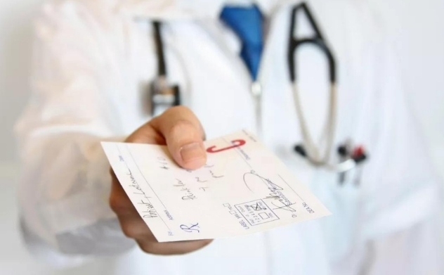 女人左肩胛骨痛