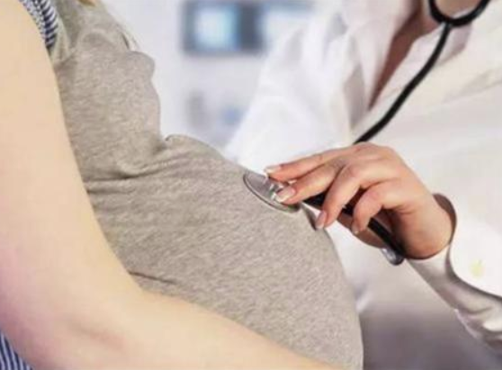 医生评估预产期和胎儿情况