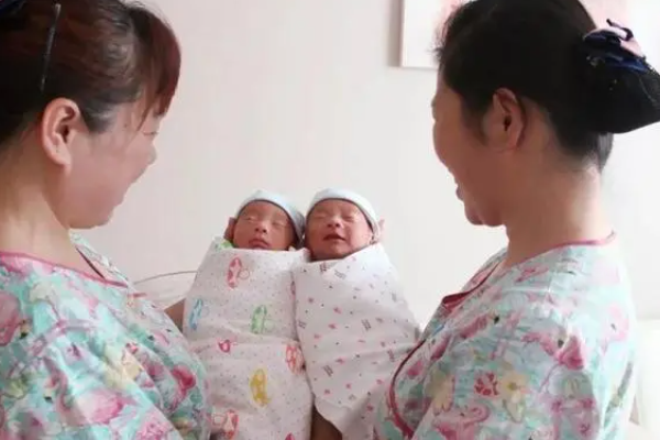 龙凤胎的寓意和传说不简单,一般被认为是很吉利的表现 龙凤胎是指一对双胞胎