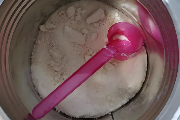 奶粉开封后有结块不能吃