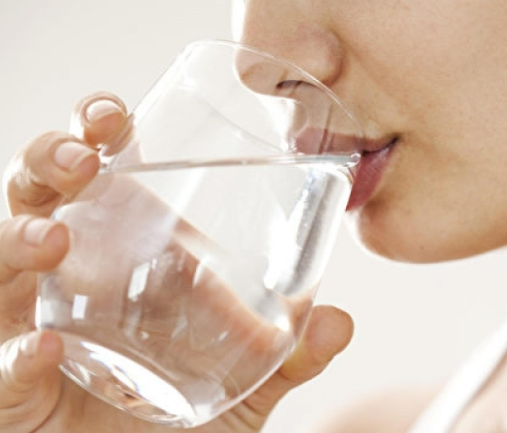 多喝水能稀释身体酸性物质