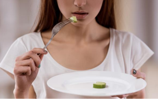 节食减肥会导致女性体内营养不足