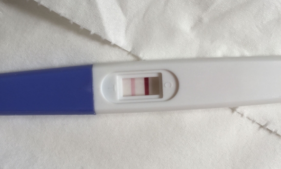 验孕棒一深一浅是怀孕了