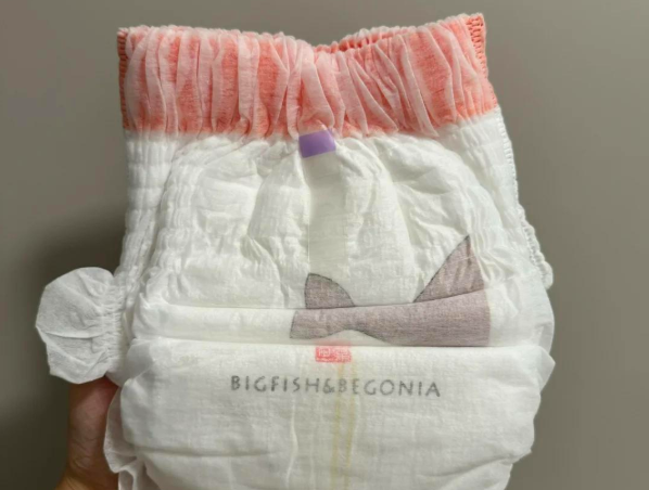 拉拉裤腰部设计更简单