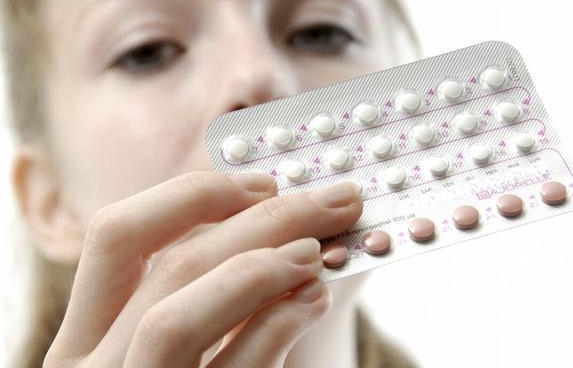 女人吃避孕药