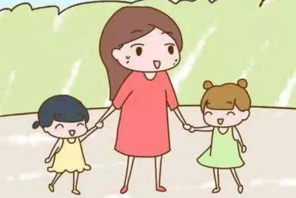 抚养两个孩子要付出大量时间和金钱