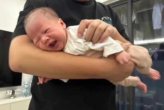 婴儿晚上不睡觉哭闹