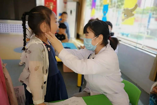 2岁小孩做喉咙检查