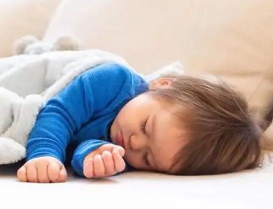 婴儿睡觉头颈保持一条线