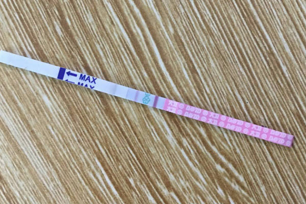 试纸颜色为一深一浅二条杠啥时候才能排卵呢？