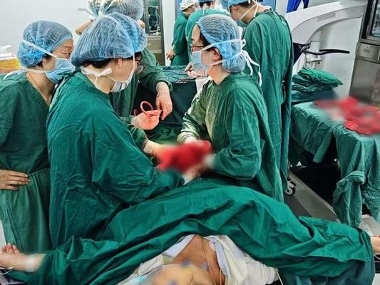 哪种产妇容易羊水栓塞？35岁三胎妈妈产后大出血的抢救记录