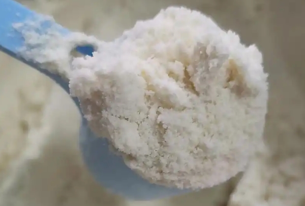 45度水冲奶粉滴到手腕不烫就可以喝