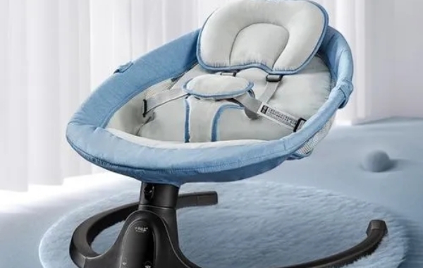 电动摇摇椅适合4个月以上的宝宝使用