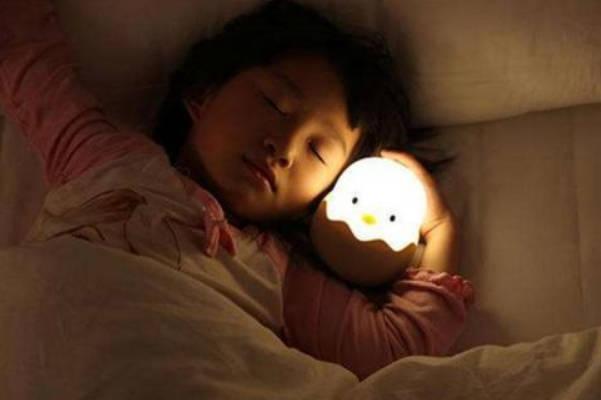 调整室内光线可帮助宝宝睡眠