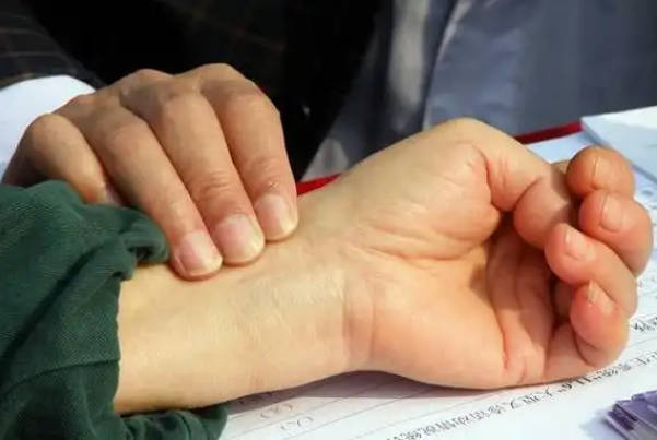 高龄孕妇的喜脉在右手上是代表生男孩还是生女孩呢？