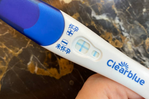 揭秘clearblue验孕棒的查看方法，先淋尿再确认有无红线