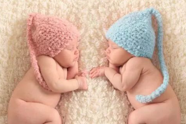 龙凤胎的寓意和传说不简单,一般被认为是很吉利的表现 龙和凤象征着男性和女性