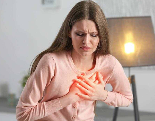 月经前胸痛是激素变化引起
