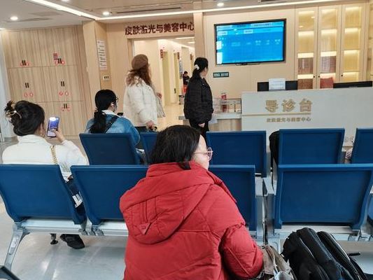 郑州最出名的不孕不育医院候诊区，我听见她第三次说再试一次