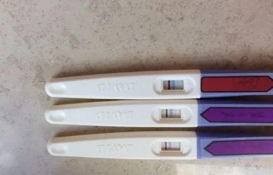 验孕棒无法检测到足够的激素示阴性