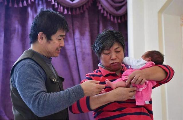 "儿子30岁不愿结婚,54岁高龄妈妈拼二胎